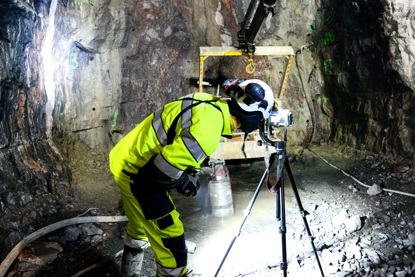 Työntekijä katsoo kameran läpi tunnelia.  Click to view a larger image